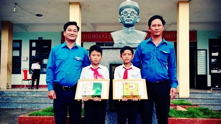 Huyện đoàn Núi Thành tặng giấy khen cho 2 học sinh Trường THCS Huỳnh Thúc Kháng. Ảnh: N.NGÔ