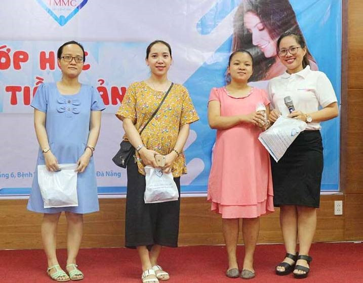 Võ Thị Hồng Trinh (ngoài cùng bên phải) trong chương trình “Tiếp xúc với các bà mẹ bầu”. Ảnh: N.TRANG