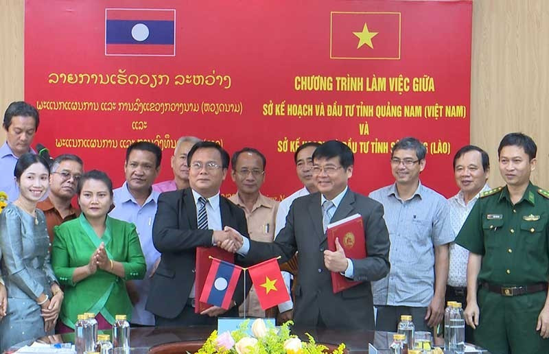 The signing ceremony of cooperative program between Quang Nam and Sekong.