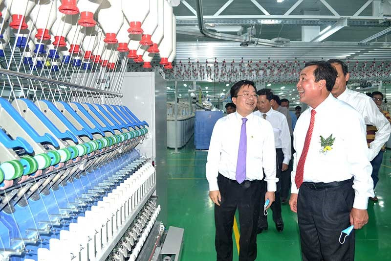Phó Chủ tịch Thường trực UBND tỉnh Huỳnh Khánh Toàn tham quan sản xuất sợi ở Công ty CP Sợi Hòa Thọ Thăng Bình. Ảnh: VIỆT NGUYỄN