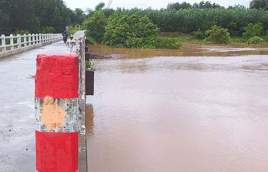 Mực nước cầu Khe Rinh (xã Phước Ninh, Nông Sơn) đang ở mức cao. Ảnh: M.T