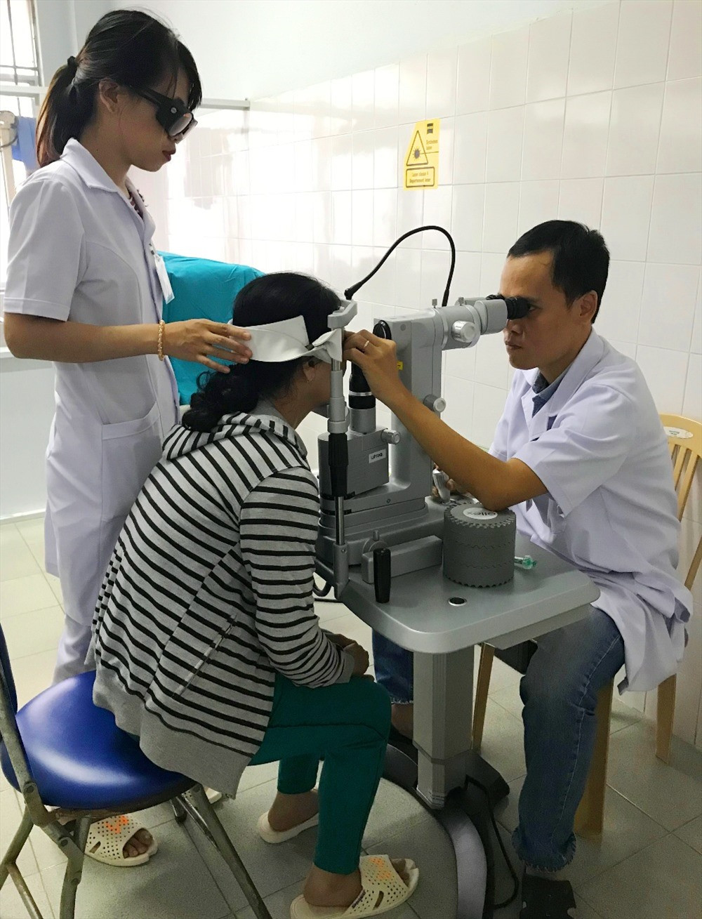 Khám và điều trị đục bao sau với máy Laser Yag ở Khoa Mắt Bệnh viện Đa khoa Quảng Nam. Ảnh: C.N