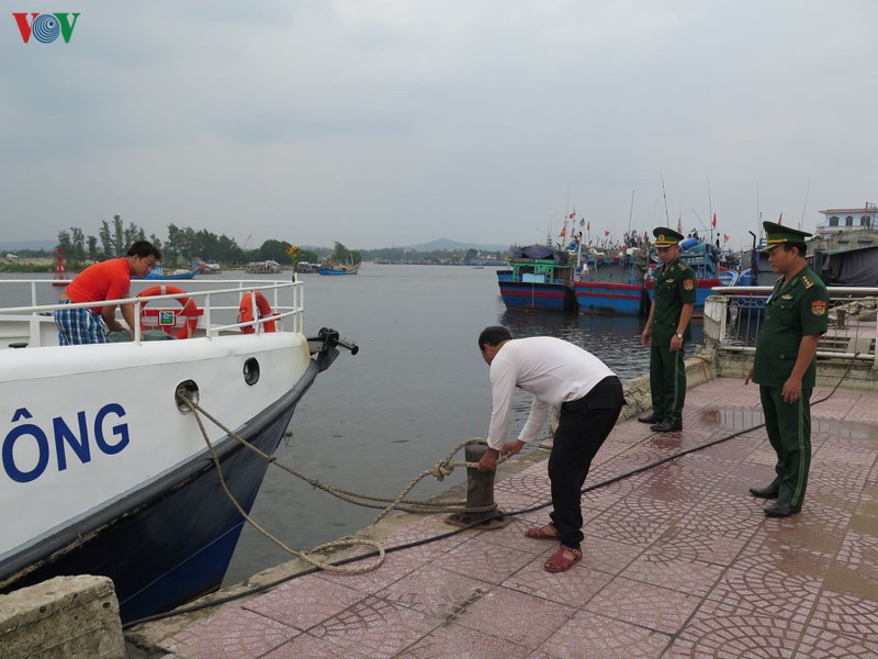 Các lực lượng Bộ đội biên phòng, Trạm kiểm soát Biên Phòng Tịnh Kỳ hướng dẫn bà con ngư dân vào nơi neo trú an toàn.