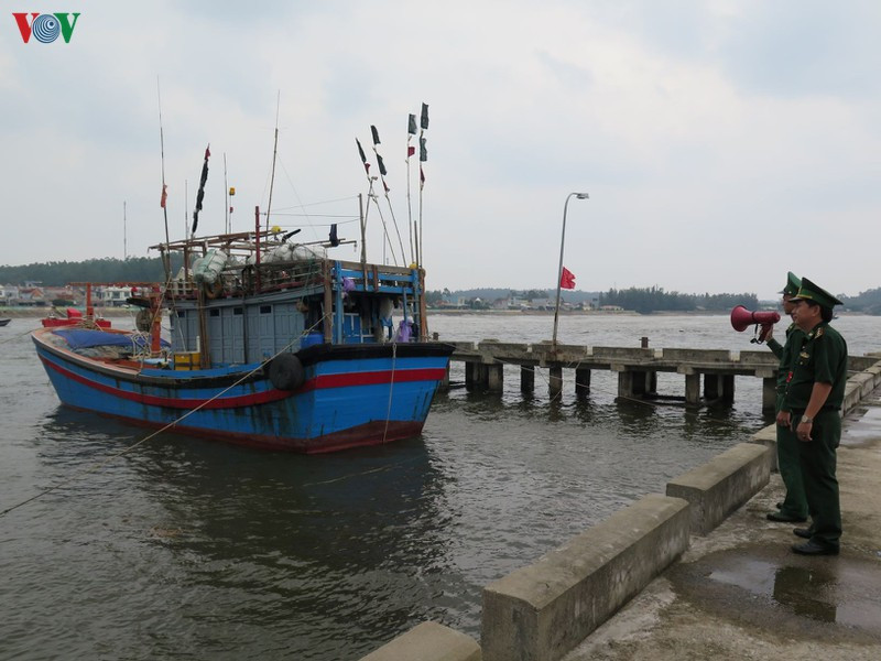 Ban chỉ huy Phòng chống thiên tai và Tìm kiếm cứu nạn xã Tịnh Kỳ cũng đã dùng hệ thống loa truyền thanh tuyên truyền, vận động hàng trăm hộ dân ven biển gia cố, chằng chống nhà cửa.