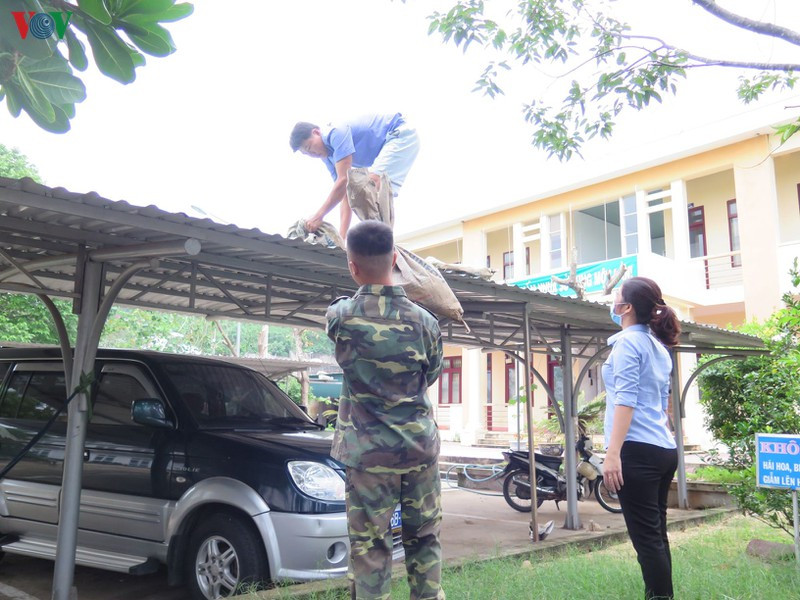 Nhiều hộ dân lúc này đang dùng các vật nặng đè lên mái tôn, dùng dây thép giằng néo đòn tay, mái tôn.
