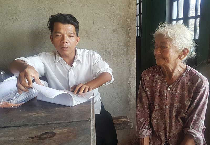Mẹ con bà Trần Thị Huyên kiến nghị giải quyết chế độ từ năm 2006 nhưng đến nay vẫn chưa xong. Ảnh: D.L