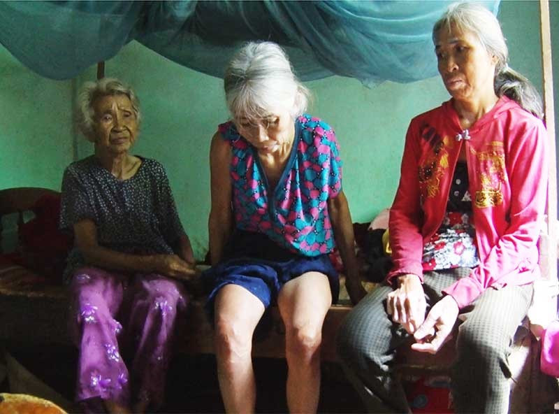 Cụ Võ Thị Mai đã 81 tuổi vẫn gồng gánh nuôi hai con gái bị bệnh thần kinh. Ảnh: Q.V