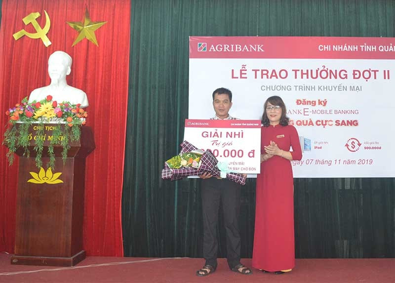 Bà Nguyễn Thị Cẩm Hà trao giải thưởng cho anh Nguyễn Minh Thuận. Ảnh: V.NGUYỄN