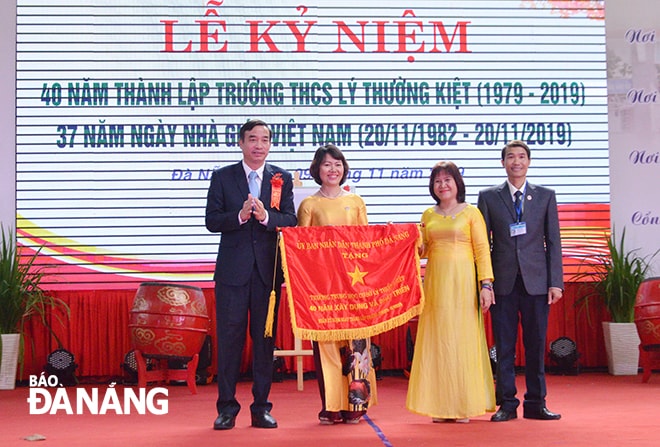 Thừa ủy quyền của Chủ tịch UBND thành phố, đồng chí Lê Trung Chinh trao Cờ thi đua cho Trường THCS Lý Thường Kiệt.