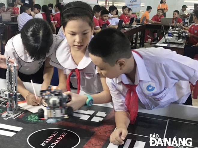 Thời gian qua, cuộc thi Robothon là sân chơi trí tuệ thu hút học sinh tiểu học và THCS trên địa bàn thành phố. Ảnh: N.P