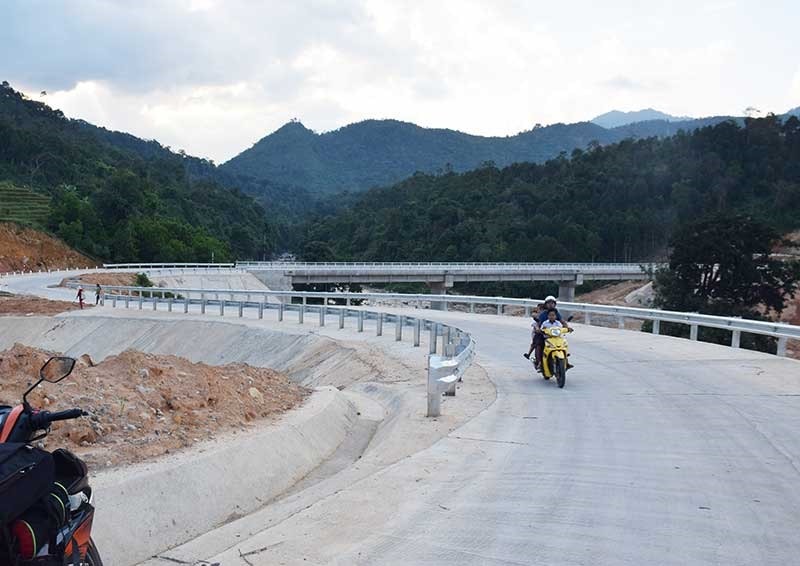 Đường và cầu Phước Thành đưa vào sử dụng giúp người dân vùng cao các xã Phước Thành, Phước Lộc (Phước Sơn) đi lại thuận tiện hơn. Ảnh: THANH THẮNG