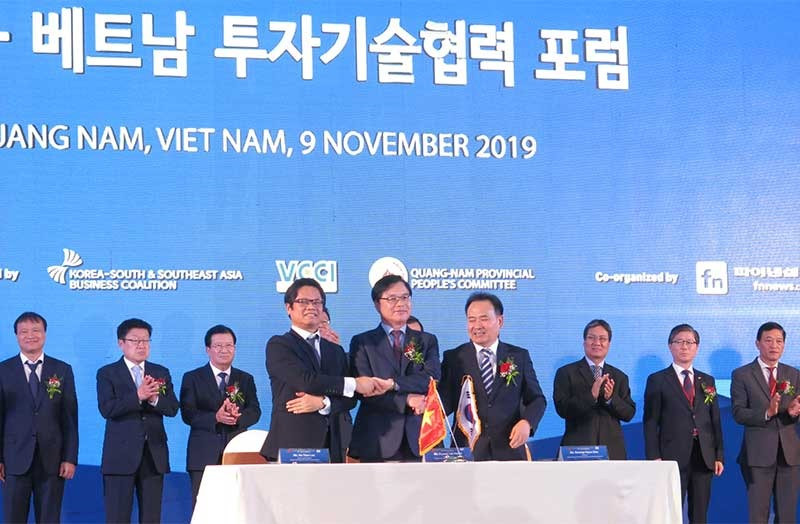 Ký kết biên bản ghi nhớ hợp tác, liên kết kinh doanh giữa doanh nghiệp hai nước tại Hội nghị thượng đỉnh kinh doanh Việt - Hàn.Ảnh: T.D