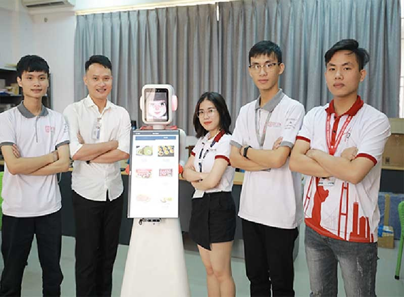 Các bạn sinh viên trong Nhóm nghiên cứu AI của Trường ĐH Duy Tân và robot thông minh. Ảnh: N.T.B