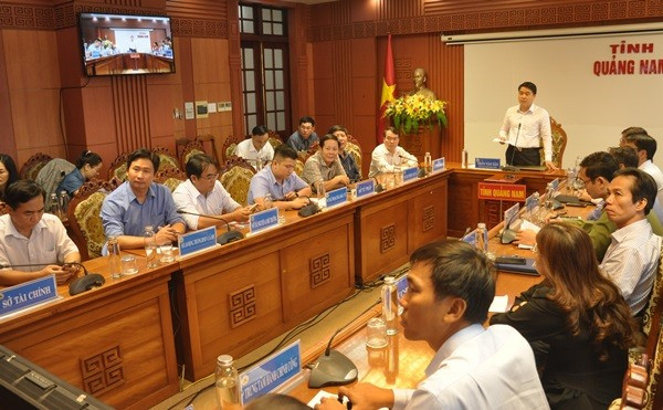 Phó Chủ tịch UBND tỉnh Trần Văn Tân phát biểu tại hội nghị sáng 1.11. Ảnh: N.Đ