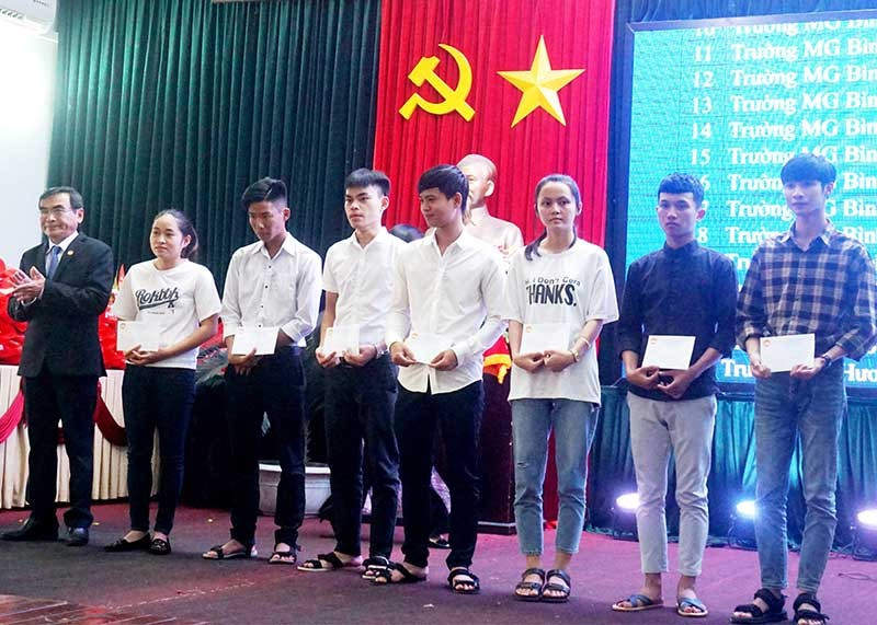 Tại chương trình “Chung tay vì người nghèo” năm 2019, huyện Thăng Bình đã trích nguồn kinh phí để tặng quà học sinh nghèo. Ảnh: G.BIÊN
