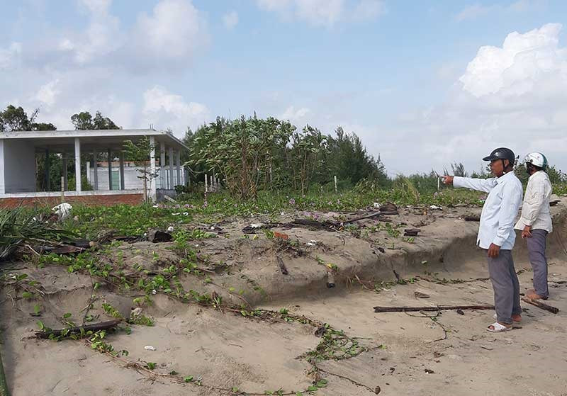 Một ngôi nhà ở thôn Thuận Trì (xã Duy Hải) thi công chưa hoàn thiện đã phải dừng lại, bỏ không vì sạt lở bờ biển, xâm thực gây nguy hại. Ảnh: VIỆT NGUYỄN