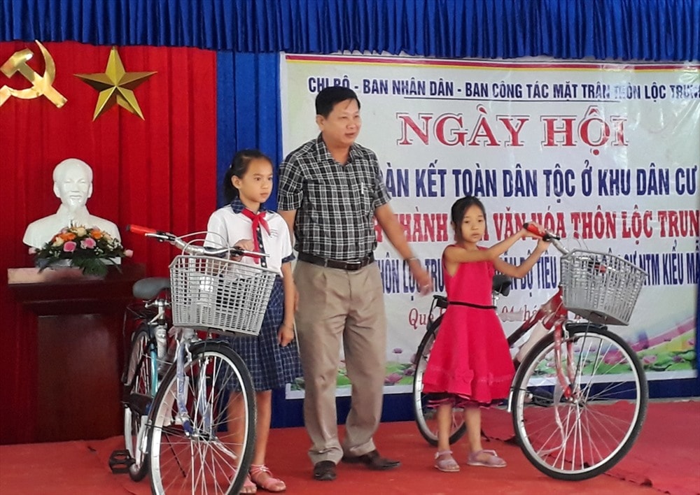 Ủy ban MTTQ huyện Nông Sơn trao xe đạp cho học sinh vượt khó học giỏi. Ảnh: MINH THÔNG