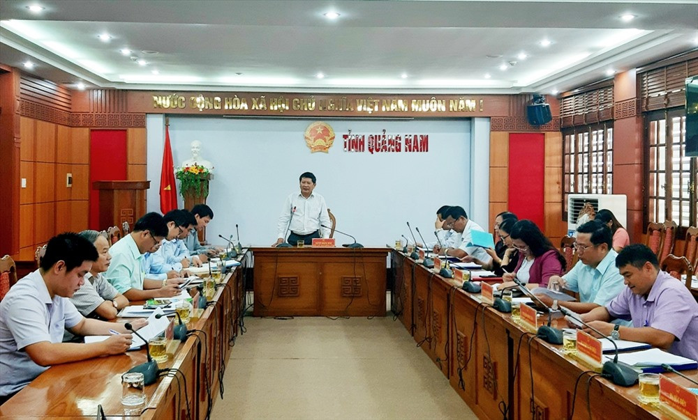 Phó Chủ tịch HĐND tỉnh Nguyễn Hoàng Minh phát biểu tại cuộc làm việc với lãnh đạo Sở Xây dựng sáng nay 5.11. Ảnh: VĂN SỰ