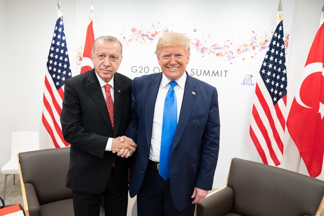Tổng thống Thổ Nhĩ Kỳ Recep Tayyip Erdogan (trái) gặp gỡ Tổng thống Mỹ Donald Trump tại hội nghị thượng đỉnh G20 ở Osaka (Nhật Bản) ngày 29-6-2019. Ảnh: armenianweekly.com