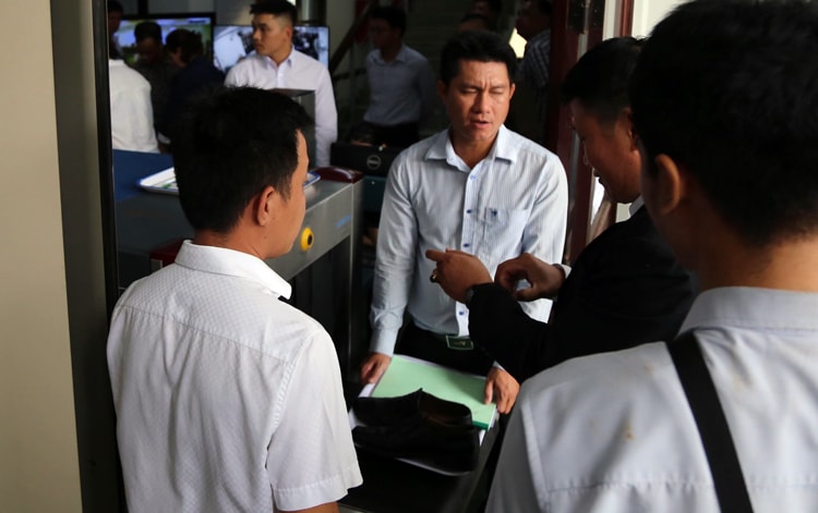 Công tác kiểm tra an ninh trước phiên tòa diễn ra. Ảnh: Xuân Ngọc.
