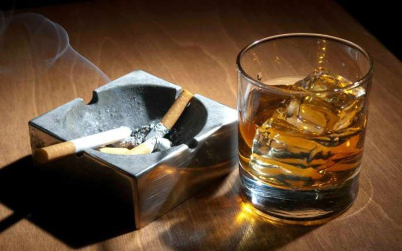 Các loại rượu: Gan khi cố gắng xử lý độc tố trong rượu sẽ tạo ra nhiều gốc tự do hơn lượng chất chống oxy hóa của cơ thể, gây ra stress oxy hóa, dẫn đến lão hóa.