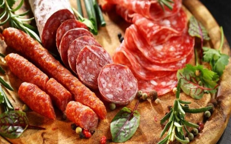 Các loại thịt chế biến sẵn thường chứa hàm lượng muối cao hơn, do đó khi ăn quá nhiều loại thực phẩm này sẽ làm tăng tốc độ lão hóa của cơ thể.