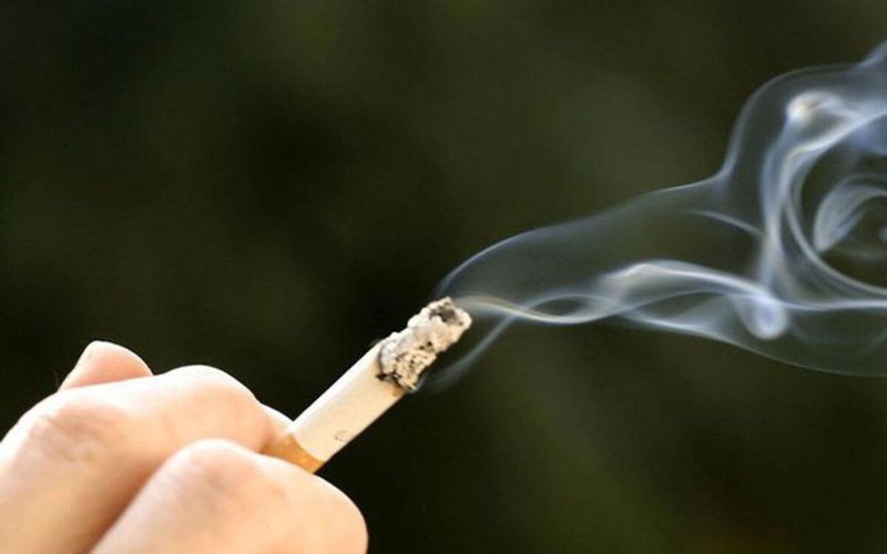 Hút thuốc lá: Nicotine trong thuốc lá làm phá hủy collagen của da và ngăn cản các mạch máu vận chuyển oxy và chất dinh dưỡng đến các tế bào da làm da bị lão hóa, đàn hồi kém.