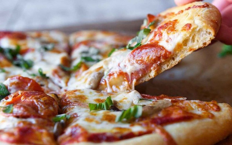 Axit béo trans fat có thể gây ra các bệnh mãn tính như bệnh tim mạch, tiểu đường và gián tiếp khiến da trở nên xỉn màu. Trans fat có thể được tìm thấy trong nhiều loại thực phẩm như bánh cracker, cookies, bánh ngọt, bánh nướng, pizza.../.