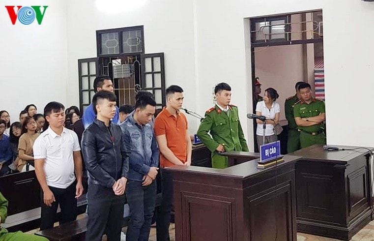 Các bị cáo đứng nghe tòa tuyên án.