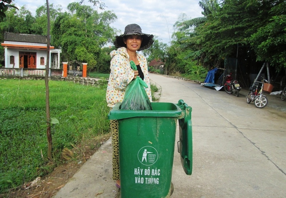 Mô hình thu gom và xử lý rác thải được triển khai thực hiện giúp môi trường nông thôn ngày càng cải thiện. Ảnh: VĂN SỰ