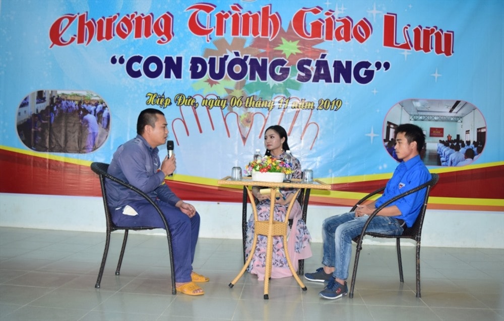 Chương trình giao lưu “Con đường sáng”. Ảnh: THÁI CƯỜNG