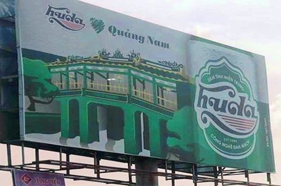 Hình ảnh Chùa Cầu trên tấm pano quảng cáo bia Huda. Ảnh: K.L
