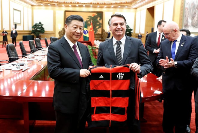 Chủ tịch Trung Quốc Tập Cận Bình (trái) tặng quà lưu niệm cho Tổng thống Brazil Jair Bolsonaro khi nhà lãnh đạo quốc gia Mỹ Latinh đến Bắc Kinh hồi tháng 10. Ảnh: Reuters