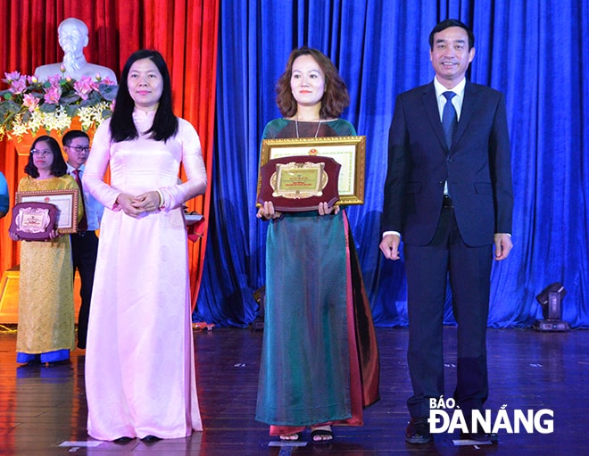 Phó Chủ tịch UBND thành phố Lê Trung Chinh trao chứng nhận Nhà giáo Đà Nẵng tiêu biểu năm học 2018-2019 cho giáo viên.