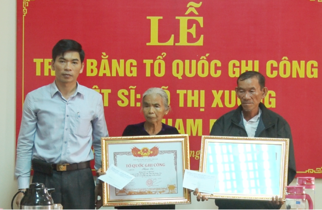 Ông Lê Văn Ninh - Phó Chủ tịch UBND huyện Phú Ninh trao Bằng Tổ quốc ghi công cho thân nhân 2 liệt sĩ. Ảnh: QUỐC VƯƠNG