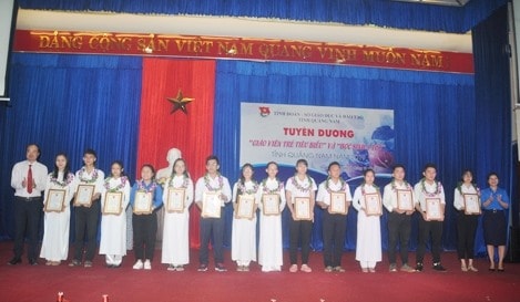 Tuyên dương 15 học sinh “3 tốt”. Ảnh: X.P