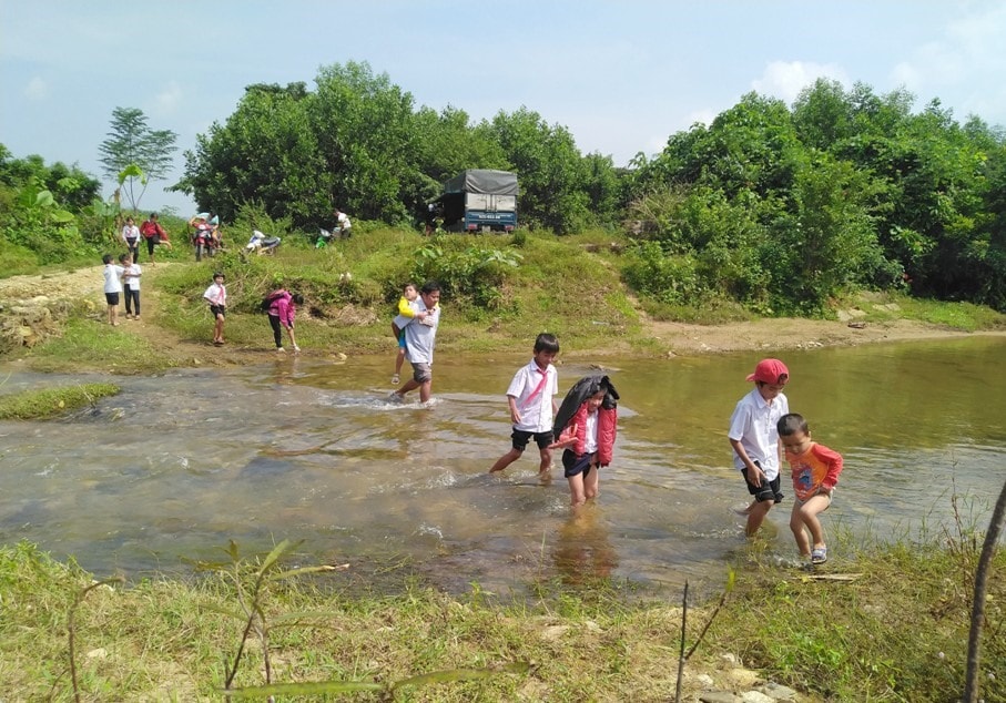 Học sinh phải lội suối đến trường. Ảnh: L.T