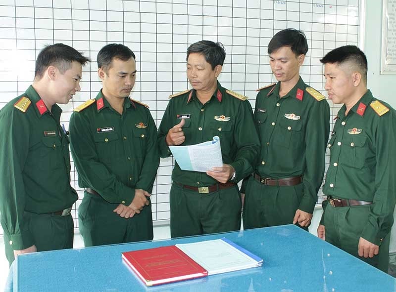 Đại tá Vũ Văn Túc - Trưởng khoa Khoa học xã hội và nhân văn (giữa) truyền thụ kinh nghiệm cho các giáo viên trẻ. Ảnh: Đ.T.N.D