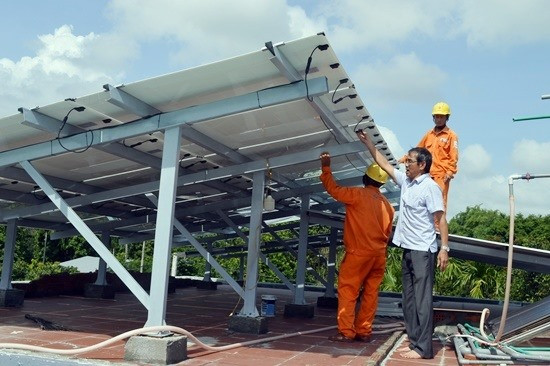 Năm 2019, Công ty Điện lực Quảng Nam hỗ trợ và tạo thuận lợi cho khách hàng đấu nối lưới điện hơn 230 hệ thống điện mặt trời trên mái nhà. Ảnh: VĨNH LỘC