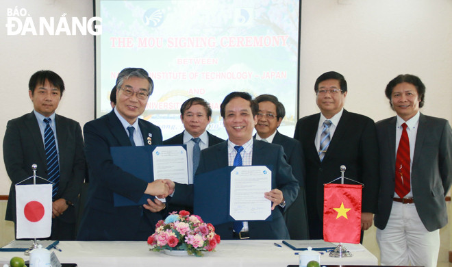 Đại học Đà Nẵng ký kết hợp tác với Viện Công nghệ quốc tế Nhật Bản về nghiên cứu xây dựng “thành phố thông minh” tại Đà Nẵng. Ảnh: HẢI ĐĂNG