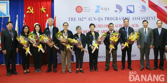 Kiểm định chất lượng các chương trình đào tạo theo chuẩn quốc tế (AUN-QA).