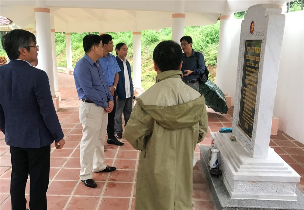 Phó Chủ tịch UBND tỉnh Trần Văn Tân khảo sát tại di tích Khu lưu niệm Trường Đảng khu 5. Ảnh: NGUYỄN BÌNH