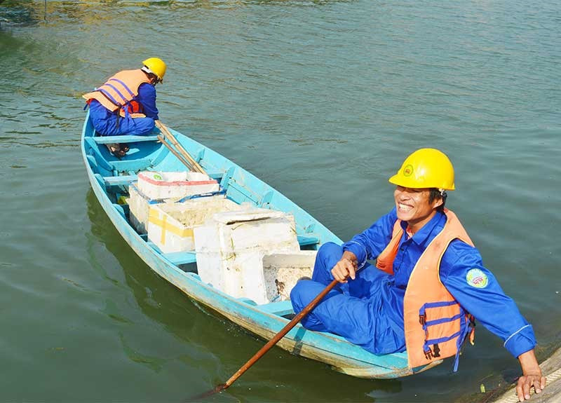 Việc quản lý rác thải rắn trên lưu vực sông Vu Gia - Thu Bồn cần mang tính đồng bộ từ đầu nguồn xuống biển. Ảnh: Q.T
