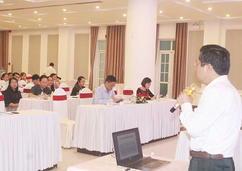 Chánh Thanh tra Bộ LĐ-TB&XH Nguyễn Tiến Hùng giải đáp thắc mắc của doanh nghiệp. Ảnh: D.L
