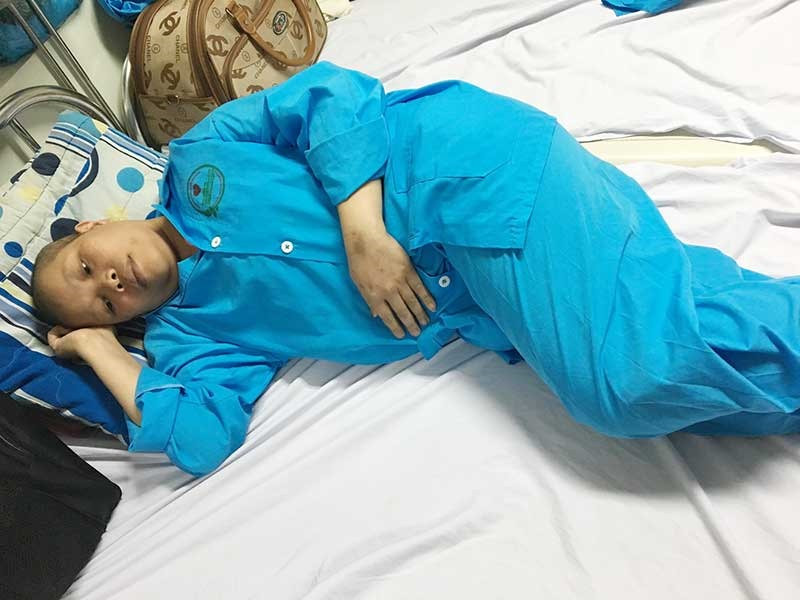 Chị Nguyễn Thị Hồng Dung đang điều trị tại phòng 321, tầng 3, Bệnh viện Ung bướu TP.Đà Nẵng. Ảnh: N.T