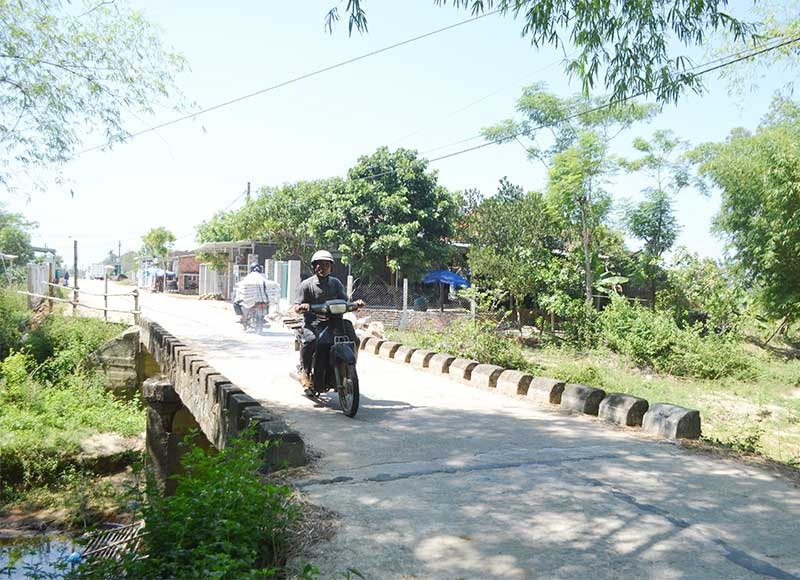 Do thiếu nguồn lực, cầu trên nhiều tuyến đường huyện (ĐH) tại Thăng Bình là “nút thắt cổ chai” mất an toàn. Ảnh: C.T