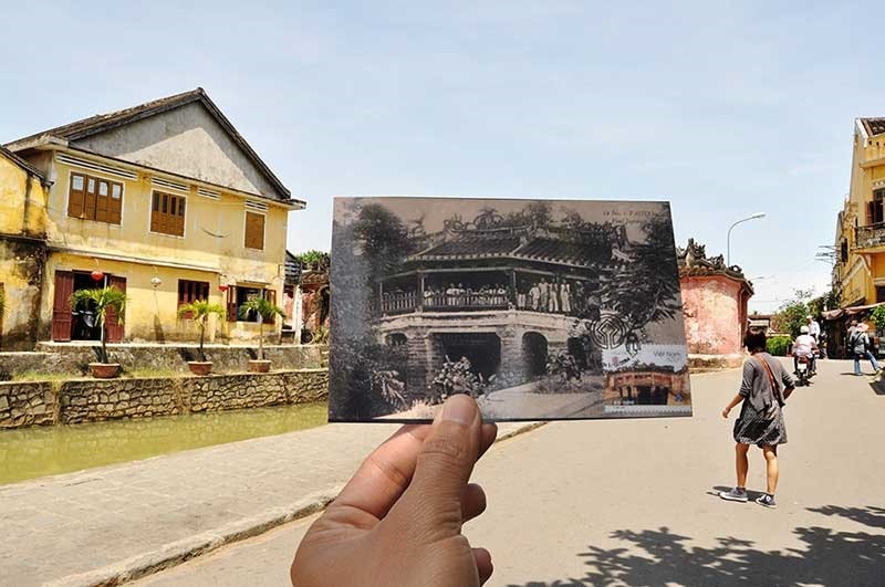 Bức ảnh Chùa Cầu do phóng viên Dominique Foulon tặng được lồng ghép để chụp tại Chùa Cầu ngày nay. Ảnh: Internet