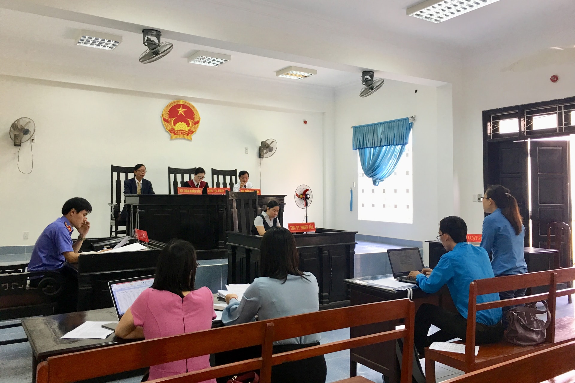 Cán bộ Công đoàn thành phố (bìa phải) dự phiên toà xét xử vụ án lao động tranh chấp tiền lương và BHXH đối với Công ty TNHH MTV TBO Vina được công nhân lao động uỷ quyền đại diện. Ảnh: NGỌC YẾN