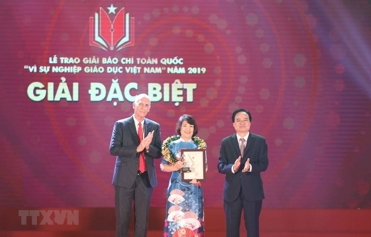 Bộ trưởng Bộ Giáo dục và Đào tạo Phùng Xuân Nhạ và giáo sư-tiến sỹ Raymond Gordon - đại diện Trường Đại học Anh Quốc Việt Nam trao giải Đặc biệt cho đại diện nhóm tác giả tác phẩm