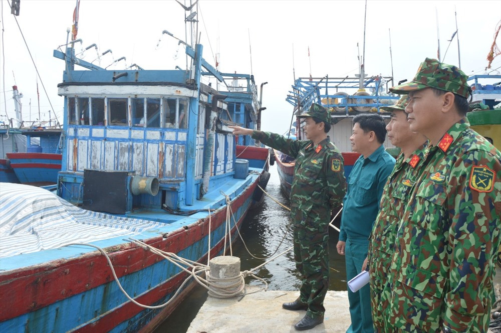 Bộ CHQS tỉnh kiểm tra neo đậu tàu thuyền tại Cửa Lở, An Hòa. Ảnh: A.T